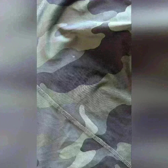 M Petite Go-Dry High-Rise Camouflage Compression Leggings With Pockets - Picture 7 of 10